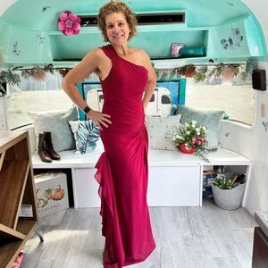 NWT Celeb Elegant Pink One-Shoulder Gown